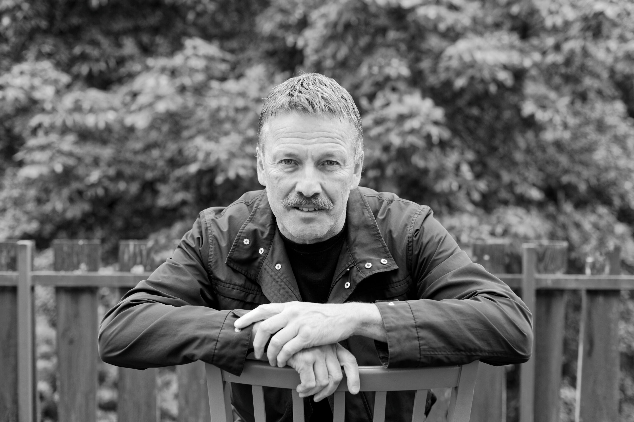 Balkon Session, Roland, schwarz/Weiß Portrait